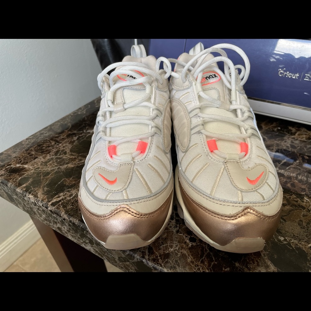 Woman’s 7.5 Nike Air Max🥰